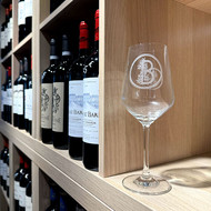 Verre à vin gravé Harmony 35 avec logo personnalisé dans une cave à vin