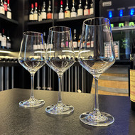 Collection de verres à vin Harmony 35 sur un comptoir de bar