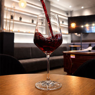 Vin rouge servi dans un verre à vin Harmony 35