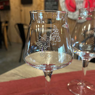 Verre Teku mini gravé d'une grappe de raisin sur une table de bar