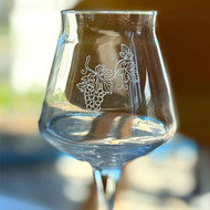 Verre Teku mini gravé d'un motif de vigne, photographié à contre-jour