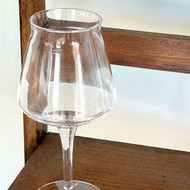Verre Teku mini vierge posé sur une chaise en bois