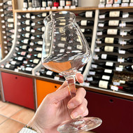 Verre à vin Teku personnalisé tenu en main dans une cave à vin