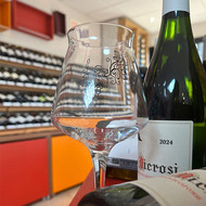 Verre Teku motif vigne rempli de vin rosé chez un caviste