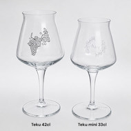 Comparatif de taille entre le verre Teku 42 cl et le Teku mini 33 cl gravés