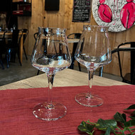 Deux verres Teku vierges posés sur une table de bar