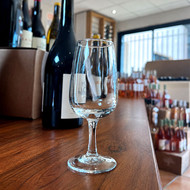 Verre INAO vierge posé sur le comptoir d'un caviste