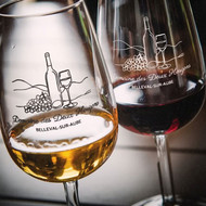 Deux verres Viticole 12 sérigraphiés au nom d'un domaine, remplis de vin blanc et rouge