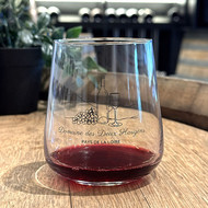 Verre Winebar sérigraphié au nom d'un domaine, rempli de vin rouge