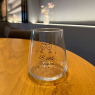 Verre Winebar sérigraphié pour un anniversaire de 18 ans, sur une table en bois