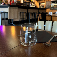 Verre Winebar sans marquage dressé sur une table de restaurant
