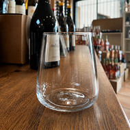 Verre Winebar vierge posé sur le comptoir d'un caviste