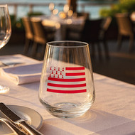 Verre Harmony 40 sérigraphié d'un drapeau breton en rouge, sur une table dressée