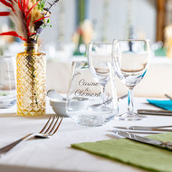 Verre Harmony 40 sérigraphié aux prénoms des mariés sur une table de réception