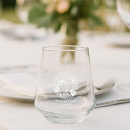 Verre Harmony 40 sérigraphié en blanc d'un portrait de couple, sur une table de mariage