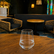 Verre Harmony 40 vierge posé sur une table dans un bar lounge