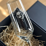 Flûte Harmony 20 sérigraphiée d'un prénom, posée dans un coffret cadeau noir