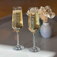 Deux flûtes Harmony 20 gravées au logo d'un café restaurant, remplies de champagne