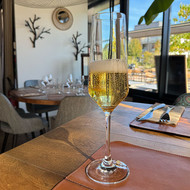 Flûte Harmony 20 sans marquage remplie de champagne dans un restaurant