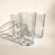 Trois verres Conical 33 sérigraphiés aux prénoms et à la date d'un mariage