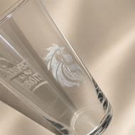 Gros plan d'une gravure de coq sur un verre Conical 33