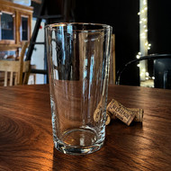 Verre Conical 33 vierge posé sur une table de bar en bois