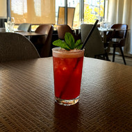 Verre Conical 33 sans marquage servant un cocktail rouge à la menthe
