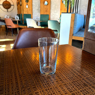 Verre Conical 42 vierge posé sur une table de restaurant