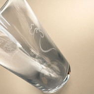Gros plan d'une gravure de coq sur un verre Conical 57