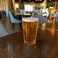 Verre Conical 57 sans marquage rempli de bière blonde dans un restaurant