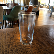 Verre Conical 57 vierge posé sur une table de restaurant