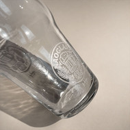 Verre Nonic 28,5 incliné, gravure en médaillon visible sur la panse