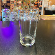 Pinte Nonic 56 vierge posée sur le comptoir d'un bar