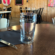 Pinte Nonic 56 sans marquage dressée sur une table de restaurant