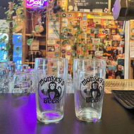 Deux verres Brent 57 sérigraphiés au logo d'une brasserie, sur un comptoir de bar