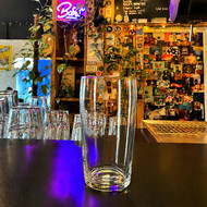 Verre Brent 57 vierge posé sur le comptoir d'un bar