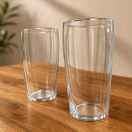Deux verres Brent sans marquage, en deux tailles, sur une table en bois
