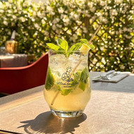 Verre Craft 42 sérigraphié au logo d'un restaurant, servant un cocktail à la menthe