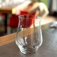 Verre Craft 42 vierge posé sur une table de restaurant