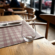 Verre Craft 42 sans marquage sur un set de table dans une brasserie