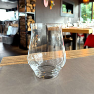 Verre Craft 42 vierge devant une salle de restaurant