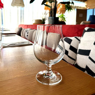 Verre Luettich vierge posé sur une table de restaurant