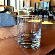 Verre Side vierge posé sur une table face au bar d'un restaurant