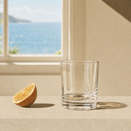 Verre Side sans marquage posé devant une fenêtre ouverte sur la mer