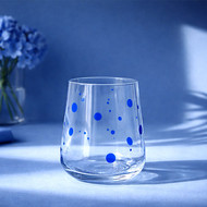 Verre San Diego bleu foncé dans une composition bleue avec un bouquet d'hortensias