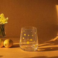 Verre San Diego jaune entouré de citrons et de jonquilles