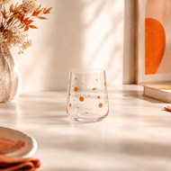 Verre San Diego orange dans une décoration aux tons terracotta