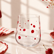 Verre San Diego rouge sur une table décorée de cerises