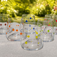 Six verres San Diego à pois colorés dressés sur une table de jardin