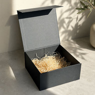 Boîte cadeau carrée noire garnie de frisure de bois naturelle